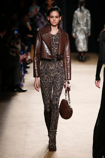 Look 18